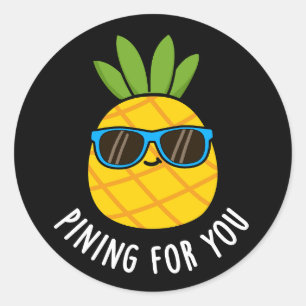 Sticker Rond Pining For You Funny Pineapple Pun Dark BG