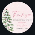 Sticker Rond Pink Bows Christmas Tree Girl Baby shower d'hiver<br><div class="desc">L'Autocollant classique Baby shower d'hiver Pink Bows Christmas Tree Girl ajoute une touche délicieuse à votre baby shower d'hiver! Avec son arc rose et son arbre de Noël festif, cet autocollant est parfait pour une fête de saison pour une petite fille. Utilisez-le pour décorer des faveurs, enveloppes ou éléments de...</div>
