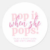 Sticker Rond Pink Pop It When She Pops Baby shower Cadeau (Devant)