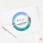 Sticker Rond Pittoresque plage tropicale avec Mariage de paillo (Enveloppe)