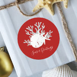 Sticker Rond Plage côtière Noël Mer rouge et salutations<br><div class="desc">Ces autocollants de plage tropicale de vacances "mers & salutations" disposent d'un dollar de sable blanc et 2 étoiles de mer blanches sur corail de parties scintillant argent, avec un arrière - plan rouge de Noël. *Si vous souhaitez que ce design soit disponible sur d'autres produits ou si vous avez...</div>