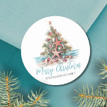 Sticker Rond Plage Joyeux sapin de Noël<br><div class="desc">Sticker rond classique Arbre de Noël Plage. Étalez un peu de gaieté côtière avec cet autocollant rond festif avec un sapin de Noël inspiré de la plage fait de coquillages et surmonté d'une étoile de mer. Parfait pour envoyer des voeux de vacances en plage, cet autocollant est idéal pour toute...</div>