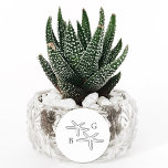 Sticker Rond Plage minimaliste Starfish Monogramme Mariage Fave<br><div class="desc">Un design minimaliste de monogramme de mariage d'étoiles de mer tropicale. Un design simple qui utilise un croquis d'une étoile de mer pour créer un monogramme classique élégant. Une charmante décoration de plage tropicale en noir et blanc avec une typographie de script classe. Un élégant mariage sur le thème de...</div>