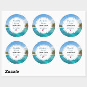 Sticker Rond Plage tropicale pittoresque avec cuisines à chaume (Feuille)