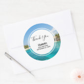 Sticker Rond Plage tropicale pittoresque avec huttes de chaume  (Enveloppe)