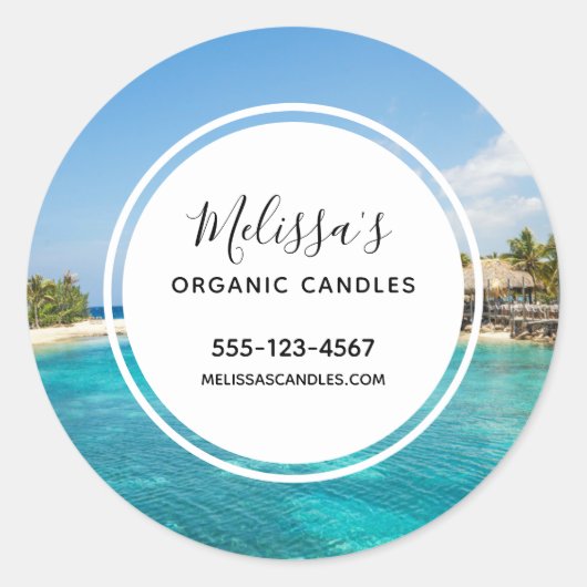 Sticker Rond Plage tropicale pittoresque avec huttes de chaume (Devant)