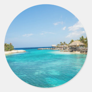 Sticker Rond Plage tropicale pittoresque avec huttes de chaume 