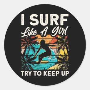 Sticker Rond Plaisant surf comme une fille conception de surfeu