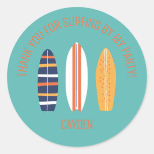 Sticker Rond planche de surf garçon surf agitée Fête d'annivers