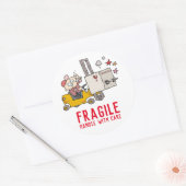 Sticker Rond Poignée Fragile Avec Soin Drôle Fork Lift Cartoon (Enveloppe)