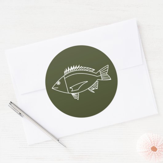 Sticker Rond Poisson noir en blanc sur kaki vert (Enveloppe)