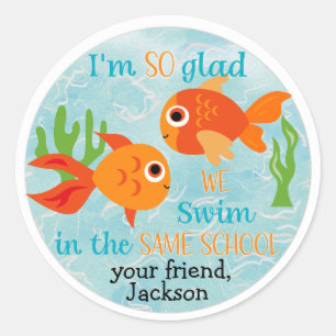 Sticker Rond Poisson rouge ravie que nous nageons dans la même