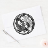 Sticker Rond Poisson Yin Yang Koi blanc et noir (Enveloppe)