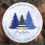 Sticker Rond Police Christmas Blue Holiday Tree Retourner l'adr<br><div class="desc">Ajoutez la touche finale à vos salutations de vacances à vos amis et votre famille avec cette étiquette de retour de Noël de police - Ligne Bleue mince, plaid noir et bleu et parties scintillant bleues sur un motif arrière - plan de parties scintillant de neige argentée. Personnalisez avec le...</div>