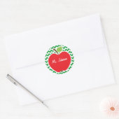 Sticker Rond Pomme rouge sur Retro Kelly Green Chevron Stripes (Enveloppe)