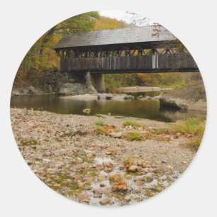Sticker Rond Pont couvert de Newry sur la rivière en automne
