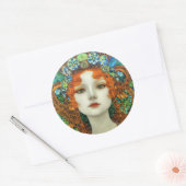 Sticker Rond Portrait d'une belle femme en verre tendu (Enveloppe)