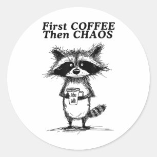 Sticker Rond Premier café puis Chaos Funny Raccoon