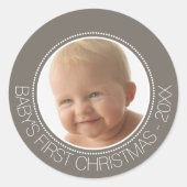 Sticker Rond Première photo de Noël du bébé Nom et année person (Devant)