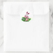 Sticker Rond Prêter l'Aisha rose à travers les fleurs (Sac)