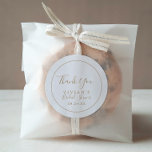 Sticker Rond Privilégier la Fête des mariées minimaliste de Mer<br><div class="desc">Ces stickers minimalistes or merci douche nuptiale sont parfaits pour un simple wedding shower. Le design romantique moderne présente une typographie classique d'or et de blanc associée à une calligraphie rustique mais élégante avec un style vintage lettré à la main. Personnalisable dans n'importe quelle couleur. Gardez le design simple et...</div>