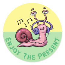 Profitez du présent avec un escargot écoutant la m