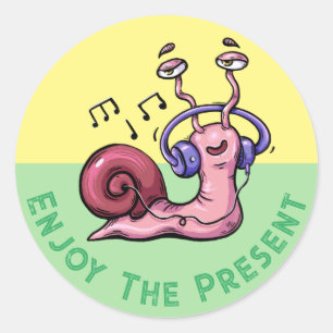 Sticker Rond Profitez du présent avec un escargot écoutant la m