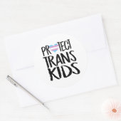 STICKER ROND PROTÉGER LES ENFANTS TRANS (Enveloppe)