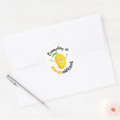 Sticker Rond Pun Mango Positif - Chaque jour est Mangonificent (Enveloppe)
