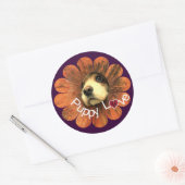 Sticker Rond Puppy Love Peeking d'une fleur (Enveloppe)