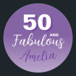 Sticker Rond Purple 50 et Fabulous 50th Birthday Party<br><div class="desc">Stickers 50 violet et fabuleux 50ème anniversaire de fête. Super autocollants pour la fête du 50e anniversaire avec une citation inspirante 50 et fabuleux. L'arrière - plan est violet vif et le texte est en blanc. Personnalisez les autocollants avec votre nom et votre numéro d'âge.</div>