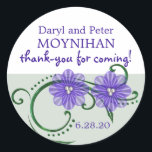 Sticker Rond Purple & Blanc Floral Custom Wedding Favoriser les<br><div class="desc">De jolies fleurs violettes aux centres de perles blanches s'assoient sur un arrière - plan vert clair dans la moitié inférieure de ces étiquettes de mariage. Le dessus est blanc pour donner dans une ambiance légère et aérée. Parfait pour un mariage de printemps ou d'été. Si le violet et le...</div>