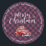 Sticker Rond Purple Christmas Classic Camion Rouge Adresse de r<br><div class="desc">Créez de magnifiques étiquettes d'adresse de retour de Noël avec un camion rouge classique sur un motif plaid de buffle rouge. Personnalisez facilement ces étiquettes de Noël rouges à damiers avec votre nom de famille et votre adresse.</div>