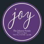 Sticker Rond Purple Joy Christmas Round Return Adresse Label<br><div class="desc">Ajoutez une touche festive à votre correspondance de vacances avec ces scellés d'enveloppe d'adresse de retour de joie violet et blanc.</div>
