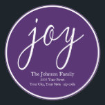 Sticker Rond Purple Joy Christmas Round Return Adresse Label<br><div class="desc">Ajoutez une touche festive à votre correspondance de vacances avec ces scellés d'enveloppe d'adresse de retour de joie violet et blanc.</div>