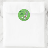 Sticker Rond QU’EST-CE QUE LE DOC ?™ BOGS BUNNY™ Rabbit Hole (Sac)