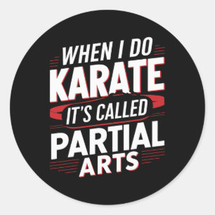 Sticker Rond Quand je fais du karaté, ça s'appelle arts partiel