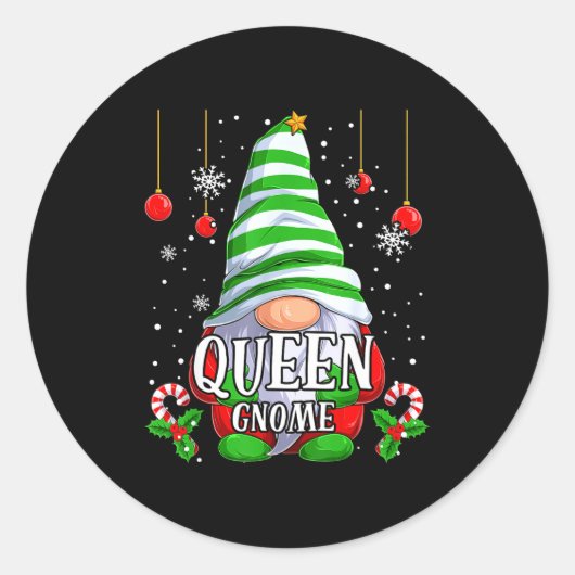 Sticker Rond Queen Gnome Christmas Pajamas Matching Family Grou (Devant)