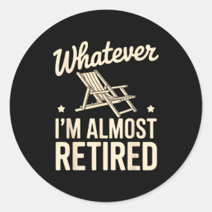 Sticker Rond Quoi que je sois presque à la retraite humour drôl