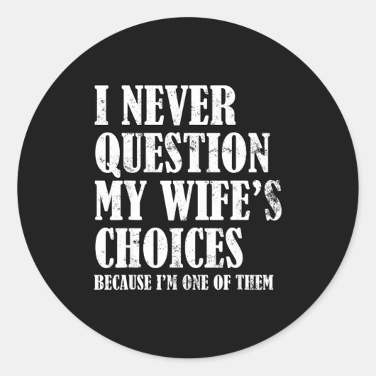Sticker Rond Quote I Never Question My Wife's Choices Husband (Devant)