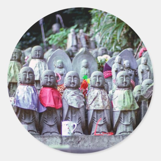 Sticker Rond Rangées de petites statues de moines Jizo avec des (Devant)