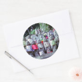 Sticker Rond Rangs de petites statues de moines Jizo avec des b (Enveloppe)