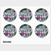 Sticker Rond Rangs de petites statues de moines Jizo avec des b (Feuille)
