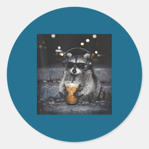 Sticker Rond Raton laveur buvant un café glacé drôle