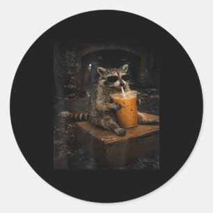 Sticker Rond Raton laveur buvant un café glacé drôle