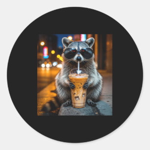 Sticker Rond Raton laveur drôle buvant du café glacé mème anima