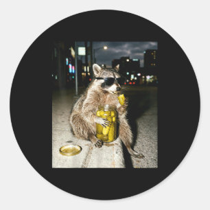 Sticker Rond Raton laveur drôle mangeant des cornichons mème ho