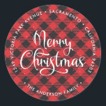 Sticker Rond Red Buffalo Plaid Christmas Retours Adresse Étique<br><div class="desc">Créez vos propres étiquettes d'adresse de retour Joyeux Noël avec une police de type calligraphie sur l'arrière - plan plaid de buffle rouge. Personnalisez facilement ces étiquettes rouges à damiers Joyeux Noël avec votre nom de famille et votre adresse.</div>