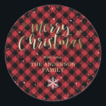 Sticker Rond Red Buffalo Plaid Gold Snow Christmas<br><div class="desc">Des autocollants Joyeux Noël ronds en or et en buffle rouge personnalisés. Personnalisez facilement ces autocollants rouges et noirs à damiers Noël avec votre nom de famille.</div>