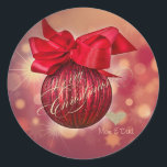Sticker Rond Red Christmas Balls Bokeh Company<br><div class="desc">Elégante parties scintillant faux coeur or et boules de Noël sur arrière - plan rouge.</div>